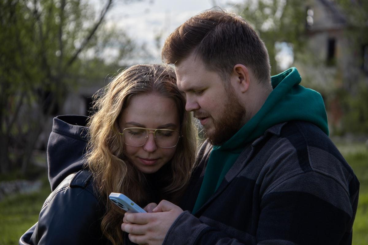Para przegląda telefon w domu